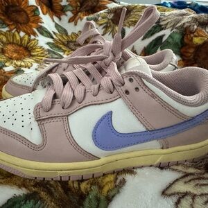 Women’s Nike Dunks Low Pink Oxford size 5